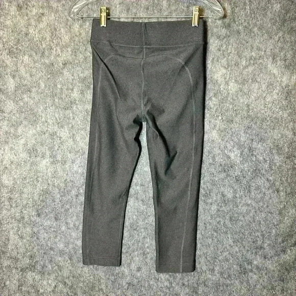 NWT Under Armour Cropped Compression Leggings - Small - Picture 3 of 6